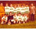 Bild: exb
Eine der Schülermannschaften des SV Köfering in den 70er Jahren. Mit den fast unzertrennlichen Spielern Gerhard Donhauser (vorne rechts) und Christian Boes (vorne Zweiter von rechts) und Donhausers Vater Xaver (rechts) als Betreuer. Trainer war Max Brummbach (links), im damals schicken goldfarbenen Trainingsanzug.