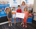 Bild: exb
Die Weidenthaler Erstkommunionkinder übergaben Irmgard Scherübl einen Scheck in Höhe von 400 Euro,
