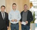 Bild: riw
Nach erfolgter Preisübergabe (von links): Michael Doblinger (Vorstand der Raiffeisenbank Unteres Vilstal), Sebastian Kemmeter (Mitglied des Juniorvorstands des 1. FC Rieden), Hans Fischer (Vorsitzender des 1. FC Rieden) bei der Auszeichnung.