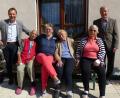 Bild: Völkl
Die Stiftungsverwalter Norbert Auer (links), Hans Müller (rechts) und Heimleiterin Astrid Ostermaier (Dritte von links) unterhalten sich gerne mit den Bewohnerinnen. Im Bild von links Frieda Güll, Maria Reil und Anna Neumeier.
