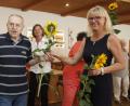 Bild: Hirsch
Cornelia Kiener von der Seniorenfachstelle des Landkreises überreichte jedem Gast eine Sonnenblume.