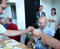 Bild: Hirsch
Teilnehmer bei „Treffpunkt Unternehmen“ proben ihre Agilität im Arbeitsalltag bei der „Marshmallow-Challenge“. Im Hintergrund Syskron-Personalleiter Florian Gebhard und Sibylle Aumer von der IHK.