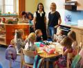 Bild: weu
Gerne geben die Leiterin des Theresia-Gerhardinger-Hauses, Schwester Christine Gindhart, und Stellvertreterin Eveline Stangl Einblick in die Einrichtung am Klosterberg 4. Die neue fünfte Gruppe des Kindergartens fühlt sich sehr wohl in den hellen, gut ausgestatteten Räumen.