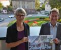Bild: Thomas Kosarew
Das Zukunftskino blickt über den Tellerrand – in diesem Fall von der Weißglut-Terrasse auf den Kreisverkehr. Stefan Weidenhammer (Fairtrade-Stadt Amberg) und Barbara Ströll (Öko-Modellregion) haben die Reihe vorbereitet und freuen sich auf die Gespräche mit dem Publikum.