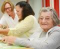 Bild: gsb
Kartoffeln, Brokkoli und Sellerie: Damit es zum Abendessen Gemüsesuppe gibt, schälen und schneiden die Besucher der Demenzgruppe „Zeitlos“ in Neustadt am Kulm das Gemüse. Weil solche Tätigkeiten automatisiert ablaufen, fällt den meisten die Küchenarbeit leicht.