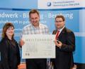 Bild: exb
Metzgermeister Josef Weiß (Mitte) aus Pullenreuth erhielt von Kammervizepräsidentin Kathrin Zellner und Geschäftsführer Alexander Stahl den Goldenen Meisterbrief.