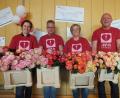 Bild: soj
500 Rosen verteilten die Organisatoren an die Gäste: v-links: Karin Pöllath, Johannes Bauer, Sandra Schmelber.