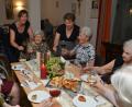 Bild: dob
Zusammen mit den Bewohnern stoßen die Bediensteten mit Heimleiterin Rita Gilch (rechts) und Büroangestellter Claudia Kraus (links) auf einen gelungenen Weinabend an. Stimmungsvolles Kerzenlicht und Blumen schenken den alten Herrschaften zudem traute Seligkeit.
