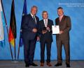 Bild: Christoph Schiedensack/exb
Innenminister Joachim Herrmann zusammen mit Hans Grillmeier sowie Christian Weis (Vorsitzender Blaulicht München e.V.).