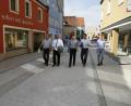 Bild: Hösamer
Tiefbauamtschef Roland Stehr, Oberbürgermeister Andreas Feller, Ordnungsamtsleiter Stefan Schaumberger, City-Manager Roland Kittel und Rathaus-Azubi Thomas Krammer (von links) nahmen das fertige Stück Friedrich-Ebert-Straße in Augenschein und stellten den weiteren Bauablauf vor.