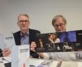 Bild: Helmut Kunz
Johannes Häring (links) von der Max.Reger-Halle freut sich mit Veit Wagner, Vorsitzender der Kulturbühne in Weiden, auf die neue Spielzeit. Mit dem neuen Programm sollen Theaterfreunde, aber auch Schüler aus der Region angesprochen werden.