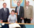 Bild: njn
Die dreifache Weltmeisterin Kerstin Schmidt trug sich im Rathaus in Anwesenheit von Bürgermeister Hans Donko, dem stellvertretenden Landrat Roland Grillmeier und Schützenvereinsvorsitzenden Bernhard Wenning in das Goldene Buch der Stadt Erbendorf ein.
