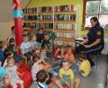 Bild: frd
Mit Interesse hörten sich die Kinder die „Polizeigeschichten“ an, die von Polizeihauptmeisterin Carmen Schwabe erzählt wurden.