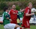 Bild: ham
Der Nittenauer Stefan Schmidbauer (rechts) wirft sich in einen Schuss des Stullner Spielertrainers Christian Zechmann. Aus: TSV Stulln – TSV Nittenau 4:1.