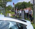 Bild: adj
Bürgermeister Ernst Schicketanz (links), der das Elektrorad der Gemeinde mitgebracht hat, und Helmut Wächter (Dritter von rechts), mit den Vertretern des Gemeinderats bei der Eröffnung der neuen Ladestation.