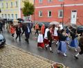 Bild: fjo
Die Teilnehmer des Kirchenzugs zum Patrozinium schützen sich mit Regenschirmen. Für die Musikanten der Blaskapelle ist dies nur bedingt möglich.