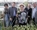 Bild: Hirsch
Bei einem Rundgang überzeugte sich Landtagspräsidentin Barbara Stamm (Mitte) von der Vielfalt der herbstlichen Pflanzen. Sandra und Christian Irrgang sowie Oberbürgermeister Andreas Feller und stellvertretender Landrat Jakob Scharf (vonl links) begleiteten sie.