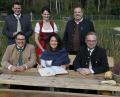 Bild: Hösamer
Landwirtschaftsministerin Michaela Kaniber (vorne, Mitte) trägt sich nach einem Rundgang im Erlebnispark „Wasser-Fisch Natur“ ins goldene Buch der Gemeinde Wackersdorf ein. Flankiert wird sie dabei von Landrat Thomas Ebeling, Bürgermeister Thomas Falter, Christina Bauer, Manfred Wendl und Landtagsabgeordnetem Alexander Flierl (alle CSU, von links).