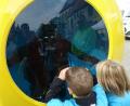 Bild: cog
Vor allem die Kinder staunen, als ihnen der Taucher des Bayerischen Roten Kreuzes beim Tag der Vereine am Luitpoldplatz zuwinkt.