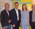 Bild: Kunz
Reinhold Wildenauer, Landtagskandidat Christoph Skutella und Juli-Kreisvorsitzende Jessica Wallner (von links) freuen sich über den Vortrag von Bundestagsabgeordneten Karsten Klein.