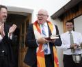 Bild: Hirsch
Die gut gelaunten Geistlichen Arne Langbein und Hans Amann segneten das Türmerhaus, assistiert vom "Ministranten" Thomas Ebeling.