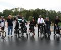 Bild: fpoz
Abfahrt nach Neusorg: Auch Finanzminister Albert Füracker (Vierter von rechts) schwingt sich aufs Fahrrad.