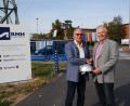 Bild: Andreas Royer
Betriebsratsvorsitzender Karl-Heinz König (links) überreichte MdL Reinhold Strobl am Rohrwerk-Haupttor symbolisch einen Helm.