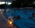 Bild: Wolfgang Steinbacher
Zum Schluss gab es wieder das Candle-Light-Schwimmen im Hocko. Die außergewöhnliche Freibad-Saison 2018 ist stürmisch zu Ende gegangen.