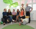 Bild: ubb
Festtagsstimmung in der Erziehungsberatungsstelle: Psychologin Christine Fleischmann (Außenstelle Kemnath), Praktikantin Sophia Gleixner, Pädagogin Susanne Piller, Psychologin Isabella Roth, Teamassistentin Martina Kirsch (von links) sowie Psychologe Wolfgang Sill und Leiterin Marion Neumann (hinten) feiern gemeinsam ein rundes Jubiläum und das neue Spielzimmer.