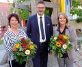 Bild: ohr
Bürgermeister Hans Prechtl begrüßte die „Neuen“: Leiterin Sonja Reitinger (rechts) und Erzieherin Nicole Münch-Buron,(links). Prechtl überreichte Blumen und wünschte den beiden Frauen viel Freude bei ihrer pädagogischen Aufgabe im gemeindlichen Kindergarten St. Christophorus in Stulln.