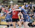 Bild: Ziegler
Linksaußen Stefanie Häckl vom HC Sulzbach (Mitte) erzielte sechs Treffer. Hier wird sie von den Obertraublingerinnen Susanne Adam (links) und Lisa Marie Gold vor dem Gästekreis am Torwurf gestört.