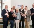 Bild: Schönberger
"Hut ab" vor dem breit gefächerten VHS-Programm, lobt Oberbürgermeister Kurt Seggewiß (links). "Das hat Hand und Fuß", fügt Landrat Andreas Meier (rechts) hinzu. Ihr Kompliment gilt den VHS-Machern (von links) Stefanie Freitag, Geschäftsführer Stefan Frischholz, Angelika Meindl, Leonhard Dietrich und Harald Krämer.