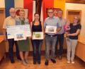 Bild: wku
Siegerehrung des Fotowettbewerbs für Königstein und Hirschbach (von links): Bürgermeister Hans Durst, Kerstin Höller vom Kindergarten Königstein (in Vertretung der zweiten Preisträgerin Claudia Nos), die Siegerin Bettina Rüppel, der Drittplatzierte Horst Meidenbauer, Bürgermeister Hans Koch und Jurymitglied Julia Pickel.