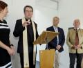 Bild: Hirsch
Pfarrer Christoph Melzl segnete die Räume des Musterhauses im Beisein von Michaela und Siegfried Dettmann und Anton Steininger (von links).