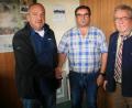 Bild: wro
Die Unstimmigkeiten sind ausgeräumt: Bäckermeister Ernst Hechtl (links) und Vereinskartellvorsitzender Michael Klarner (Mitte) reichen sich die Hand. Bürgermeister Toni Dutz (rechts) ist erleichtert.