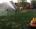 Bild: ga
Der fiktive Gebüschbrand neben der Unterauerbacher Kirche war durch das gute Zusammenspiel der beteiligten Feuerwehren schnell unter Kontrolle.