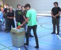 Bild: weu
Einen realistischen Wahltag erlebten die Schüler der Mittelschule in der Turnhalle. Wahl- und Stimmzettel sowie Wahllokal, Urnen und Wahlkabinen gaben ihnen einen realen Einblick.