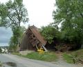 Bild: Portner
Das Sturmtief gab mächtig Gas: In Kühried (Gemeinde Teunz) krachte eine Scheune fast zusammen, nachdem ihr ein Ast einer mächtigen Eberesche (links) aufs Dach gefallen war. Die Straße war auch am Montagnachmittag noch abgesperrt.