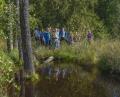 Bild: exb
Spannende Wanderung durch den Wald. Die Exkursionsteilnehmer erfuhren Teilnehmer eine Menge wissenswerter Dinge über den Biber.