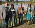 Bild: jr
Sie freuen sich auf die Eröffnung der 22. Erlebniswochen Fisch am Sonntag, 30. September, in Kleinsterz: (von links) Fabian Polster, Gabi Bleistein (Tourist-Info), Arge-Fisch-Vorsitzender Thomas Beer, Teichnixe Sophia Bächer und Bürgermeister Roland Grillmeier.