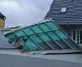 Bild: dob
In der Vohenstraußer Haunoldstraße fuhr der Sturm unter ein Garagendach und hebelte es regelrecht aus.