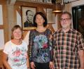 Bild: bsc
Der Vorsitzende der Kolpingsfamilie Friedenfels, Reiner Gärtner (rechts), und die Vorsitzende des Müttervereins, Monika Seidel (links), danken Heilpraktikerin Kathrin Markhof (Mitte) für ihren informativen Vortrag zur Volkskrankheit Arthrose.
