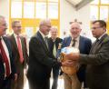 Bild: Gabi Schönberger
Ein Fassl zum Abschied: Bernhard Uhl (Dritter von links), hier mit Diözesan-Caritasdirektor Michael Weißmann (links) und Kreisverbands-Vorsitzendem Tobias Konze (Zweiter von links), freut sich bei seiner Verabschiedung über Geschenke, Danksagungen und Wünsche.