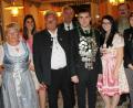 Bild: dl
Die neuen Würdenträger des Grenzlandgaues, Jugendkönigin Mareike Schmidt und Gaukönig Marco Schießl (Mitte, mit Königsketten), umrahmt von den Rittern und stellvertretenden Liesln. Gauschützenmeister Manfred Muck und Gaukassier Josef Fuchs (hinten) gratulierten zu den Ergebnissen.