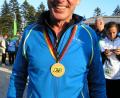 Bild: dl
Ein gewohntes Bild bei deutschen Meisterschaften im Sommerbiathlon: Eberhard Donhauser mit Goldmedaille. Der Amberger gewann seinen 15. nationalen Titel.