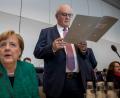 Bild:  Michael Kappeler/dpa
Volker Kauder (CDU), bis Dienstag noch Vorsitzender der CDU/CSU-Fraktion im Bundestag, neben Bundeskanzlerin Angela Merkel (CDU) vor Beginn der Sitzung.