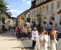 Bild: do
Am Ziel: Unter Glockengeläut ziehen die Vorbacher Wallfahrer zusammen mit den Pilgern aus Kirchenpingarten zur Basilika in Gößweinstein mit dem Gnadenbild der Heiligsten Dreifaltigkeit.