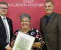 Bild: Wolfgang Steinbacher
Verleihung des Wirtschaftsförderpreises mit (von links) Bürgermeister Michael Göth, Inge Girbert und Bezirksvorsitzendem Hans-Jürgen Nägerl.