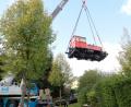 Bild: njn
Das Bahndenkmal soll am neuen Standort gleich hinter dem Netto an die Geschichte der Lokalbahn Erbendorf-Reuth bei Erbendorf und an den "Erbendorfer Bockl" erinnern. Dazu musste die Denkmallok zuerst am Kranhaken hoch in die Luft.