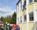 Bild: dob
Die Nachwuchskräfte aus Roggenstein, Kaimling und Waldthurn stellen sich den Anforderungen eines 12-Stunden-Übungstags und klettern über Steckleitern ins Schulhaus, um die vermisste Person zu retten. Zuvor wird starke Rauchentwicklung gemeldet.